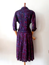 Charger l&#39;image dans la galerie, 1940s - Stunning Roseprint Rayon Crepe Dress - W33 (84cm)
