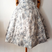 Carica l&#39;immagine nel visualizzatore di Gallery, 1950s - Gorgeous Novelty Floral Cotton Dress - W30 (76cm)
