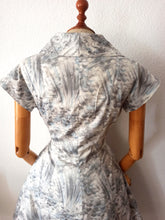 Load image into Gallery viewer, 1950s - Gorgeous Novelty Floral Cotton Dress - W30 (76cm)
