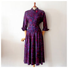 Laden Sie das Bild in den Galerie-Viewer, 1940s - Stunning Roseprint Rayon Crepe Dress - W33 (84cm)
