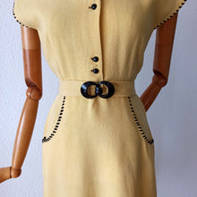 Laden Sie das Bild in den Galerie-Viewer, 1940s - Stunning Black &amp; Yellow French Linen Dress - W26 (66cm)
