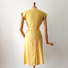 Laden Sie das Bild in den Galerie-Viewer, 1940s - Stunning Black &amp; Yellow French Linen Dress - W26 (66cm)
