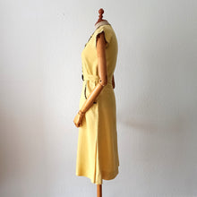 Laden Sie das Bild in den Galerie-Viewer, 1940s - Stunning Black &amp; Yellow French Linen Dress - W26 (66cm)
