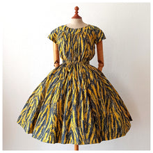 Cargar imagen en el visor de la galería, 1950s - Fabulous French Abstract Dress - W28.5 (72cm)
