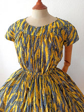 Cargar imagen en el visor de la galería, 1950s - Fabulous French Abstract Dress - W28.5 (72cm)
