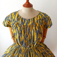 Cargar imagen en el visor de la galería, 1950s - Fabulous French Abstract Dress - W28.5 (72cm)
