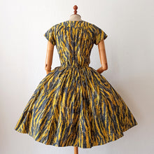 Cargar imagen en el visor de la galería, 1950s - Fabulous French Abstract Dress - W28.5 (72cm)
