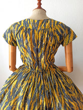 Cargar imagen en el visor de la galería, 1950s - Fabulous French Abstract Dress - W28.5 (72cm)
