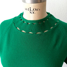 Charger l&#39;image dans la galerie, 1950s 1960s - Gorgeous Green Soft Wool Knit Top - Sz. S/M
