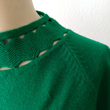 Laden Sie das Bild in den Galerie-Viewer, 1950s 1960s - Gorgeous Green Soft Wool Knit Top - Sz. S/M
