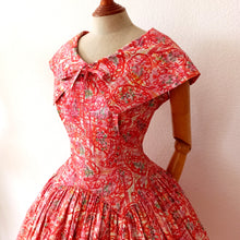 Charger l&#39;image dans la galerie, 1950s - Spectacular French Shawl Collar Cotton Dress - W31 (78cm)
