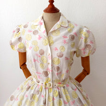 Cargar imagen en el visor de la galería, 1950s - FRANCE - Adorable Leaves Print Puffed Sleeves Dress - W26 (66cm)
