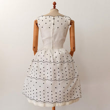 Laden Sie das Bild in den Galerie-Viewer, 1950s 1960s - Exquisite French Embroidery Dress - W24.5 (62cm)
