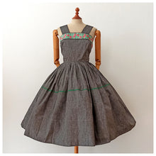 Laden Sie das Bild in den Galerie-Viewer, 1950s - FRANCE - Gorgeous Grey Floral Cotton Dress - W27.5 (70cm)
