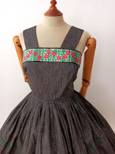 Laden Sie das Bild in den Galerie-Viewer, 1950s - FRANCE - Gorgeous Grey Floral Cotton Dress - W27.5 (70cm)
