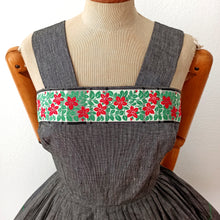 Laden Sie das Bild in den Galerie-Viewer, 1950s - FRANCE - Gorgeous Grey Floral Cotton Dress - W27.5 (70cm)
