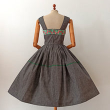 Carica l&#39;immagine nel visualizzatore di Gallery, 1950s - FRANCE - Gorgeous Grey Floral Cotton Dress - W27.5 (70cm)
