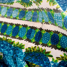 Laden Sie das Bild in den Galerie-Viewer, 1950s - Spectacular Pineapples Novelty Skirt - W26 (66cm)
