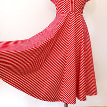 Laden Sie das Bild in den Galerie-Viewer, 1940s - Iconic Candy Cane Striped Cotton Dress - W27 (68cm)
