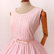 Cargar imagen en el visor de la galería, 1950s 1960s - Adorable Pink Pale Cotton Lace Dress - W31 (78cm)
