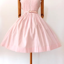 Carica l&#39;immagine nel visualizzatore di Gallery, 1950s 1960s - Adorable Pink Pale Cotton Lace Dress - W31 (78cm)
