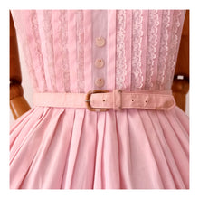 Charger l&#39;image dans la galerie, 1950s 1960s - Adorable Pink Pale Cotton Lace Dress - W31 (78cm)
