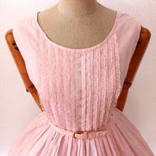 Charger l&#39;image dans la galerie, 1950s 1960s - Adorable Pink Pale Cotton Lace Dress - W31 (78cm)
