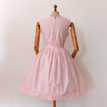 Cargar imagen en el visor de la galería, 1950s 1960s - Adorable Pink Pale Cotton Lace Dress - W31 (78cm)
