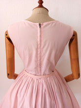 Cargar imagen en el visor de la galería, 1950s 1960s - Adorable Pink Pale Cotton Lace Dress - W31 (78cm)
