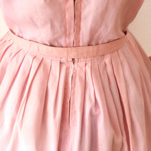 Cargar imagen en el visor de la galería, 1950s 1960s - Adorable Pink Pale Cotton Lace Dress - W31 (78cm)
