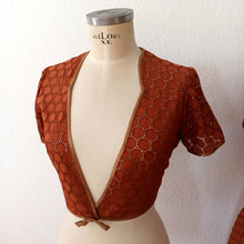 Carica l&#39;immagine nel visualizzatore di Gallery, 1960s - Stunning Brown Cotton Bolero Dress - W28 (72cm)
