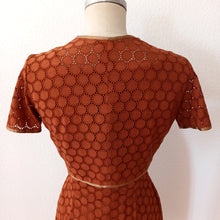 Carica l&#39;immagine nel visualizzatore di Gallery, 1960s - Stunning Brown Cotton Bolero Dress - W28 (72cm)
