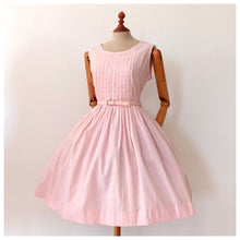 Charger l&#39;image dans la galerie, 1950s 1960s - Adorable Pink Pale Cotton Lace Dress - W31 (78cm)
