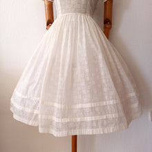 Carica l&#39;immagine nel visualizzatore di Gallery, 1950s - Lovely See-through Smoked Cotton Wedding Dress - W30 (76cm)
