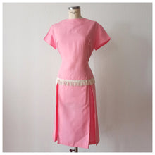 Laden Sie das Bild in den Galerie-Viewer, 1950s 1960s - G. GERMAIN, Paris - Deadstock Pink Dress - W34 (86cm)
