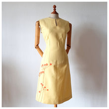 Laden Sie das Bild in den Galerie-Viewer, 1960s - Unworn - Gorgeous Embroidery Linen Dress - W30 (76cm)
