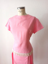 Laden Sie das Bild in den Galerie-Viewer, 1950s 1960s - G. GERMAIN, Paris - Deadstock Pink Dress - W34 (86cm)
