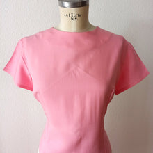 Laden Sie das Bild in den Galerie-Viewer, 1950s 1960s - G. GERMAIN, Paris - Deadstock Pink Dress - W34 (86cm)
