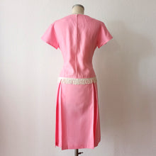 Laden Sie das Bild in den Galerie-Viewer, 1950s 1960s - G. GERMAIN, Paris - Deadstock Pink Dress - W34 (86cm)
