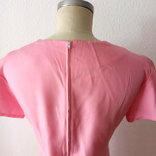 Laden Sie das Bild in den Galerie-Viewer, 1950s 1960s - G. GERMAIN, Paris - Deadstock Pink Dress - W34 (86cm)
