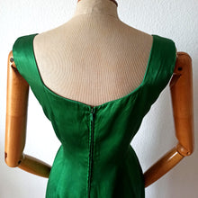 Carica l&#39;immagine nel visualizzatore di Gallery, 1950s 1960s - VERA MONT, Paris - Spectacular Cocktail Dress - W31 (78cm)
