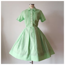 Cargar imagen en el visor de la galería, 1950s - CAROL BRENT, USA - Adorable Apple Green Dress - W30 (76cm)
