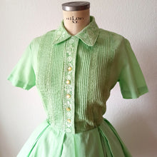 Laden Sie das Bild in den Galerie-Viewer, 1950s - CAROL BRENT, USA - Adorable Apple Green Dress - W30 (76cm)
