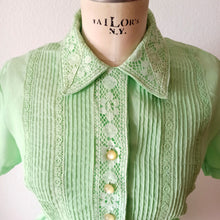 Cargar imagen en el visor de la galería, 1950s - CAROL BRENT, USA - Adorable Apple Green Dress - W30 (76cm)
