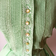 Laden Sie das Bild in den Galerie-Viewer, 1950s - CAROL BRENT, USA - Adorable Apple Green Dress - W30 (76cm)
