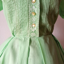 Cargar imagen en el visor de la galería, 1950s - CAROL BRENT, USA - Adorable Apple Green Dress - W30 (76cm)
