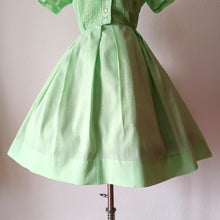 Cargar imagen en el visor de la galería, 1950s - CAROL BRENT, USA - Adorable Apple Green Dress - W30 (76cm)
