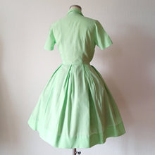 Cargar imagen en el visor de la galería, 1950s - CAROL BRENT, USA - Adorable Apple Green Dress - W30 (76cm)
