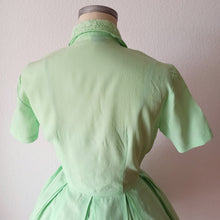 Laden Sie das Bild in den Galerie-Viewer, 1950s - CAROL BRENT, USA - Adorable Apple Green Dress - W30 (76cm)
