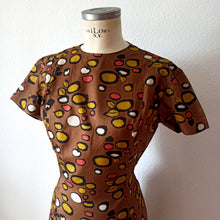 Charger l&#39;image dans la galerie, 1960s - Stunning Abstract Dress - W34 (86cm)
